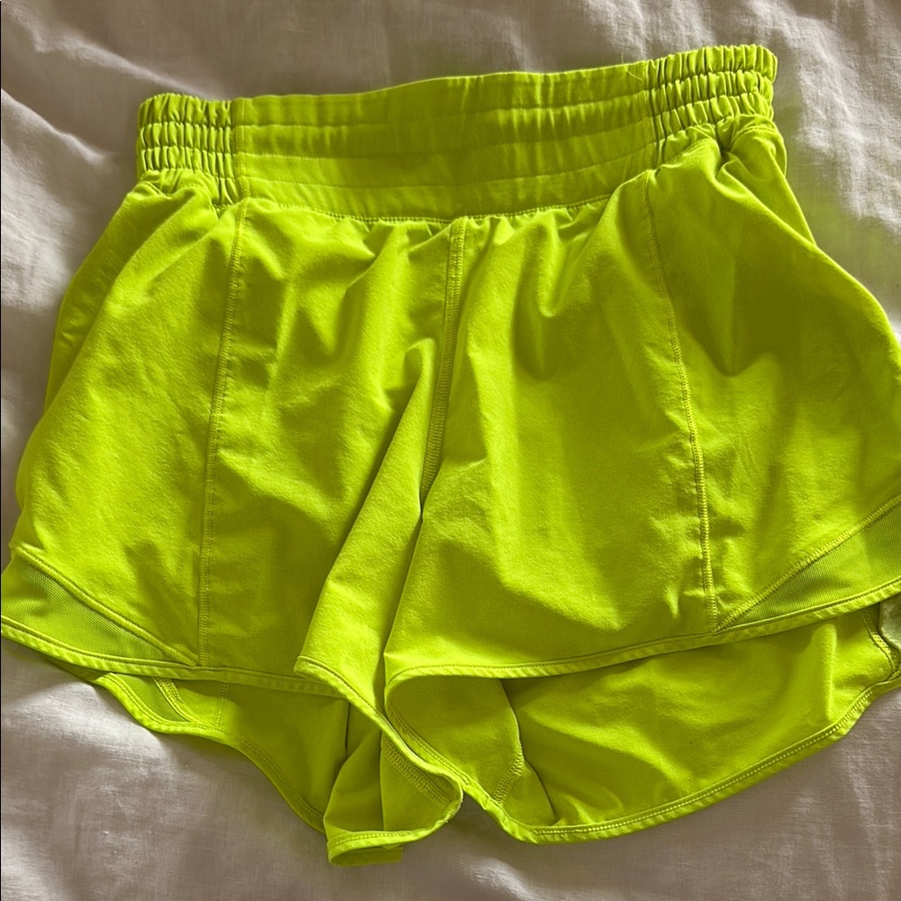 Lululemon highlight yellow hotty hot shorts 4 in size 6